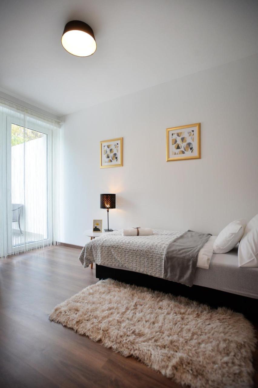 One Luxury Suites Έγκερ Εξωτερικό φωτογραφία