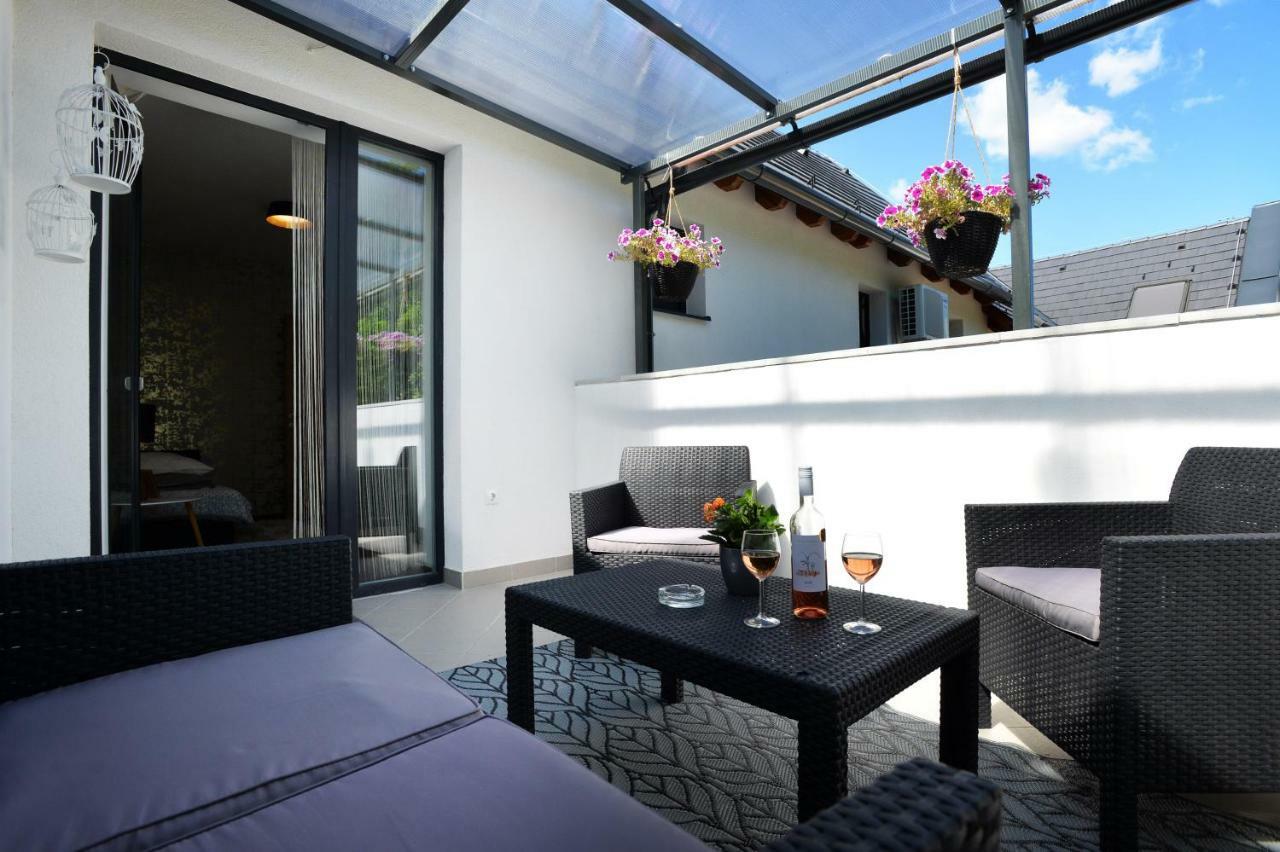 One Luxury Suites Έγκερ Εξωτερικό φωτογραφία